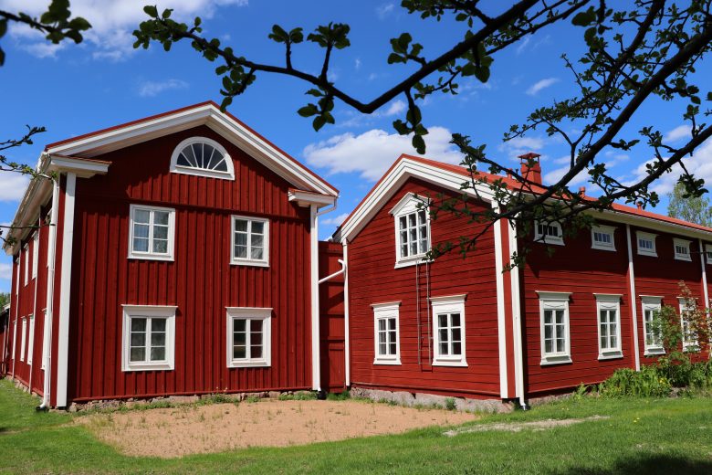 Hämes-Havusen talonpoikaisrakennuksia Kauhajoella aurinkoisena alkukesän päivänä