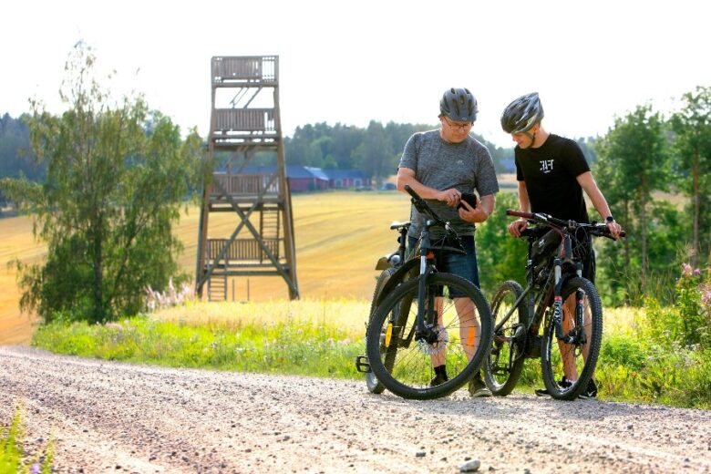 Pyöräilijöitä Hyypänjokilaakson maisemissa