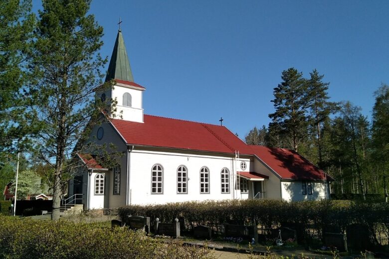 Kauhajärven kirkko on pieni puukirkko.