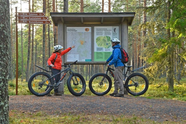 Pyöräilijät Kauhanevan-Pohjankankaan kansallispuistossa