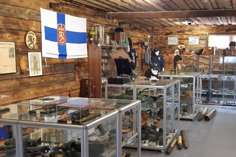Militariamuseo Karhumäessä on esillä sota-aikaan liittyvää esineistöä.