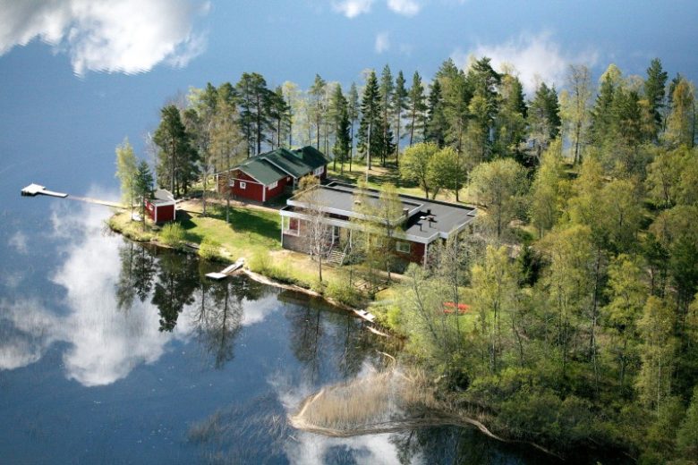 Leirikeskus Majaniemi sijaitsee luonnonkauniilla paikalla Nummijärven rannalla.