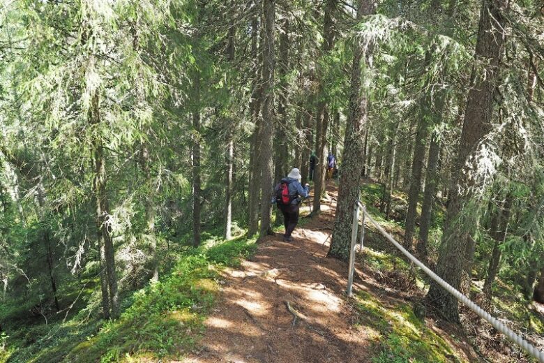 Hikers on their way down from Kolmentuulelakki.