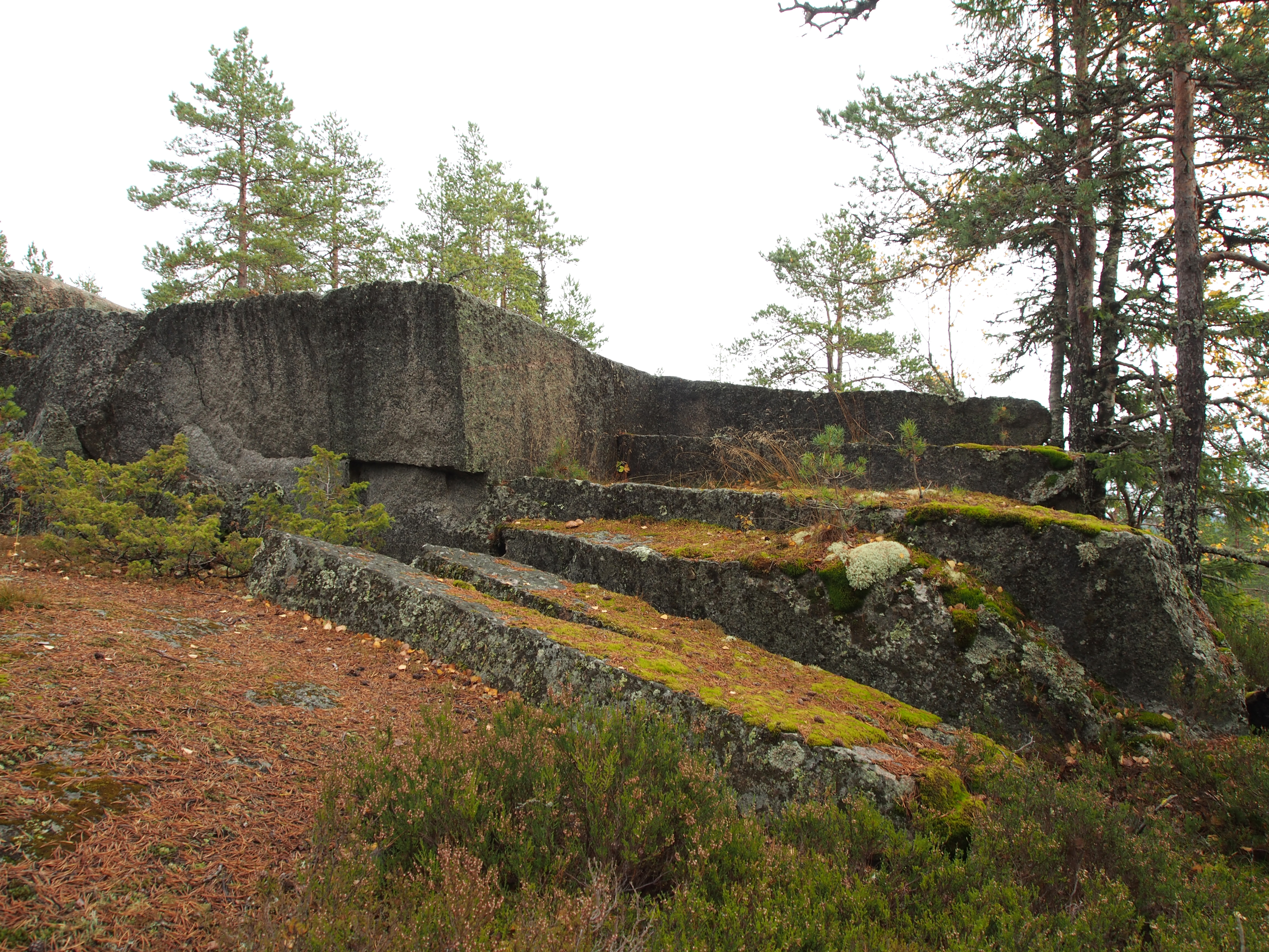 Vanhaa kivilouhosta Iso-Kakkorin huilulla syksyisenä päivänä.