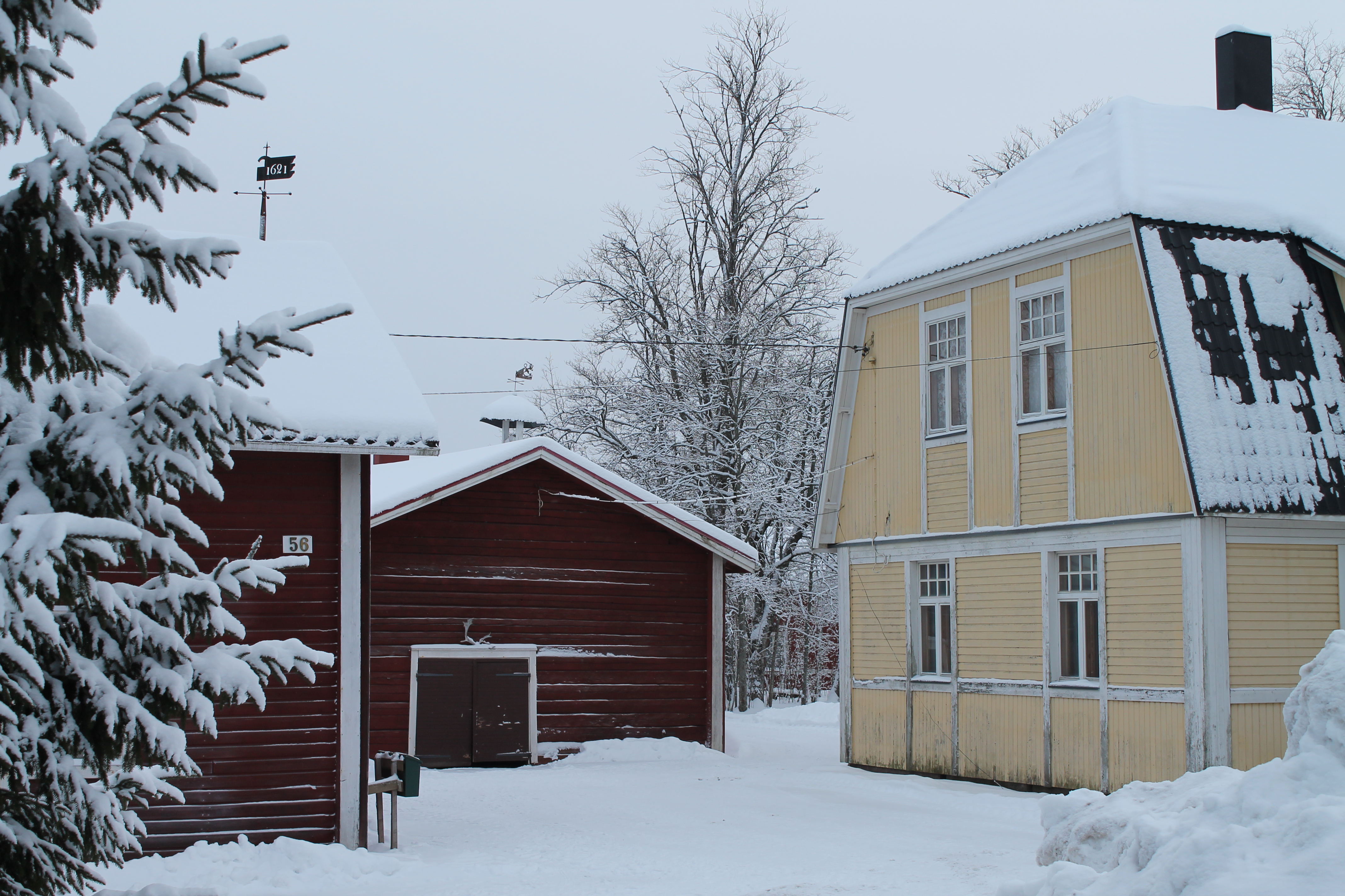 Kanan tilan rakennuksia lumisena talvipäivänä