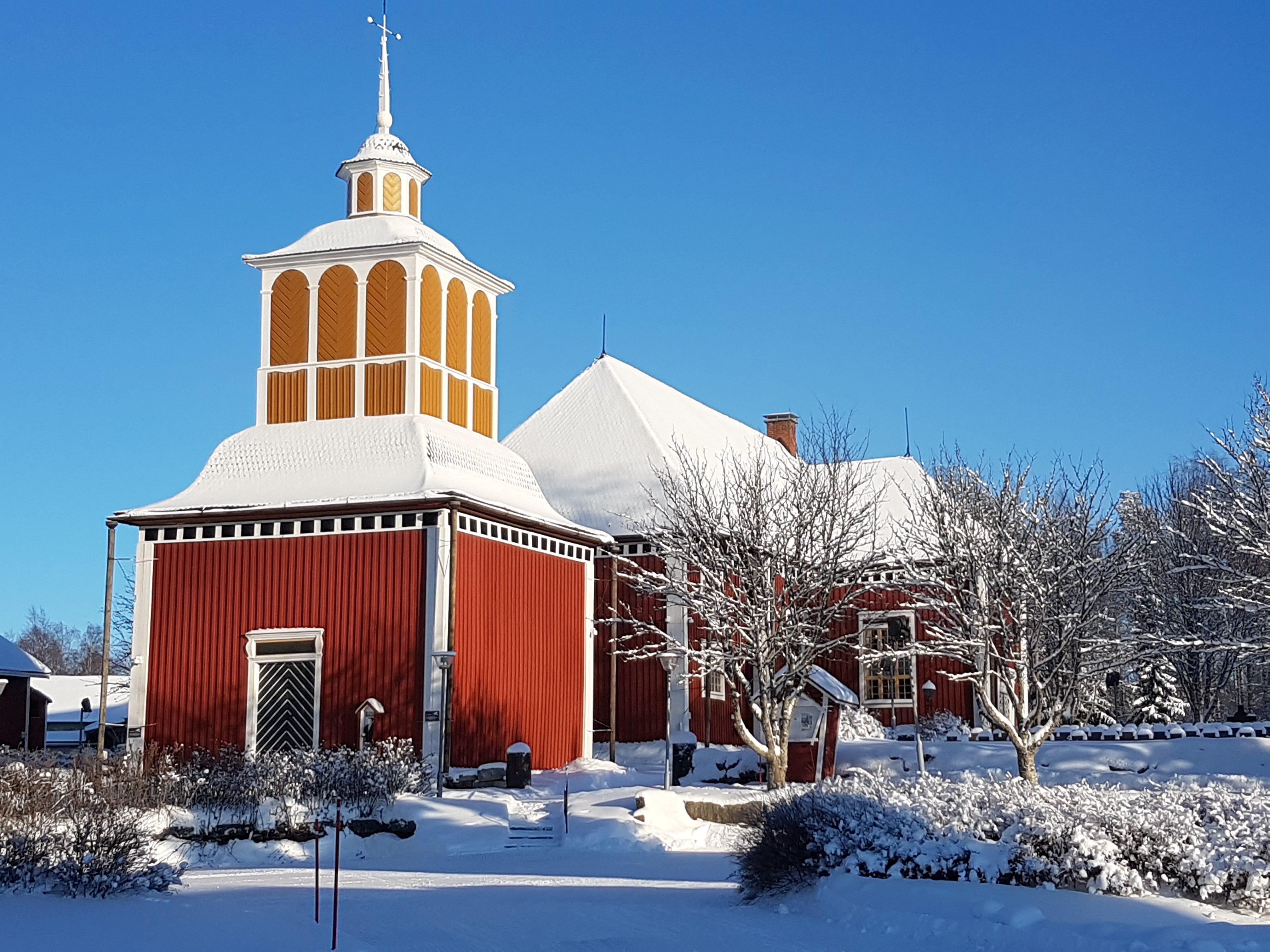 Karvian kirkko lumisena kirkkaana talvipäivänä