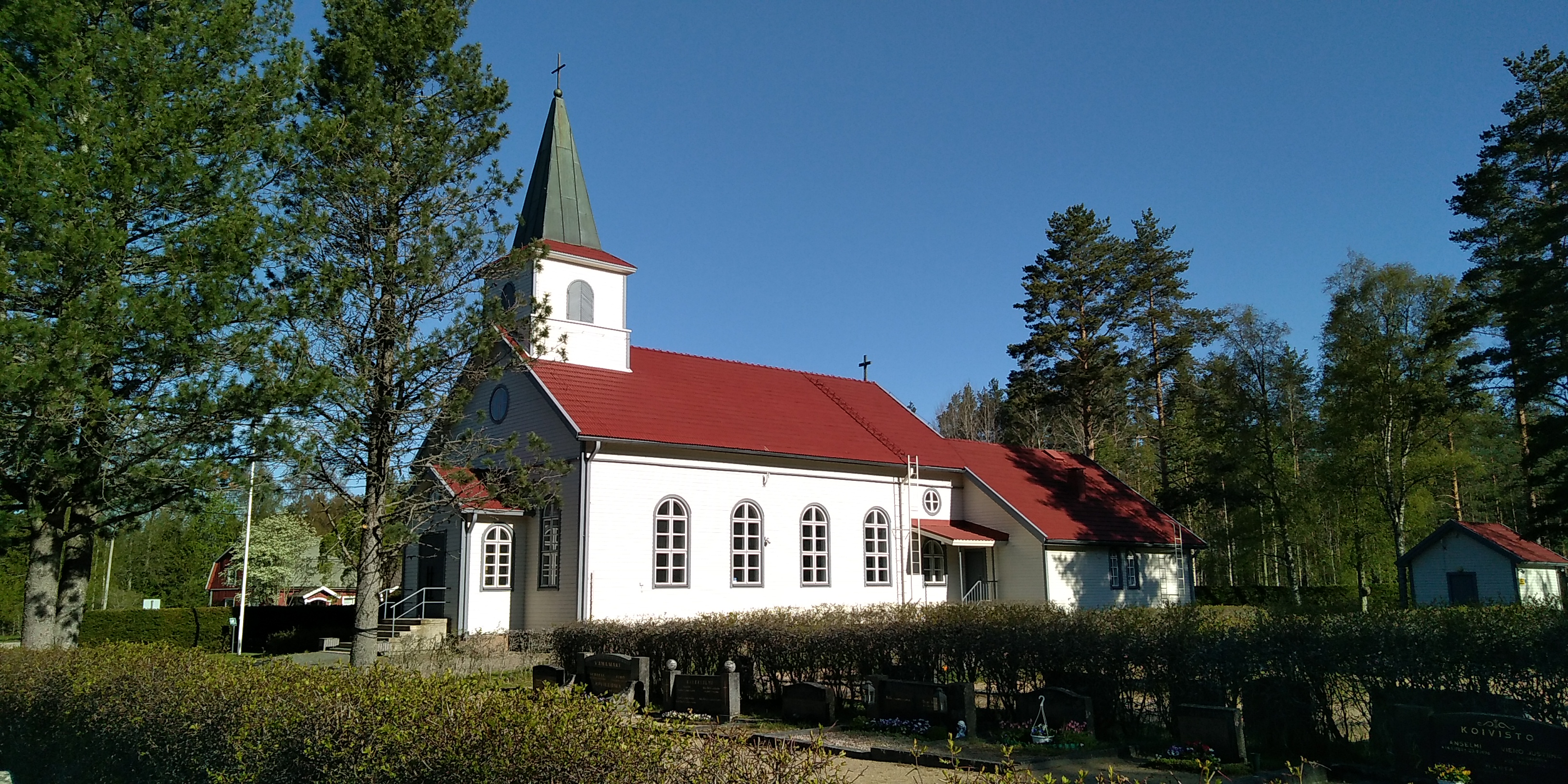 Kauhajärven kirkko aurinkoisena kevätpäivänä