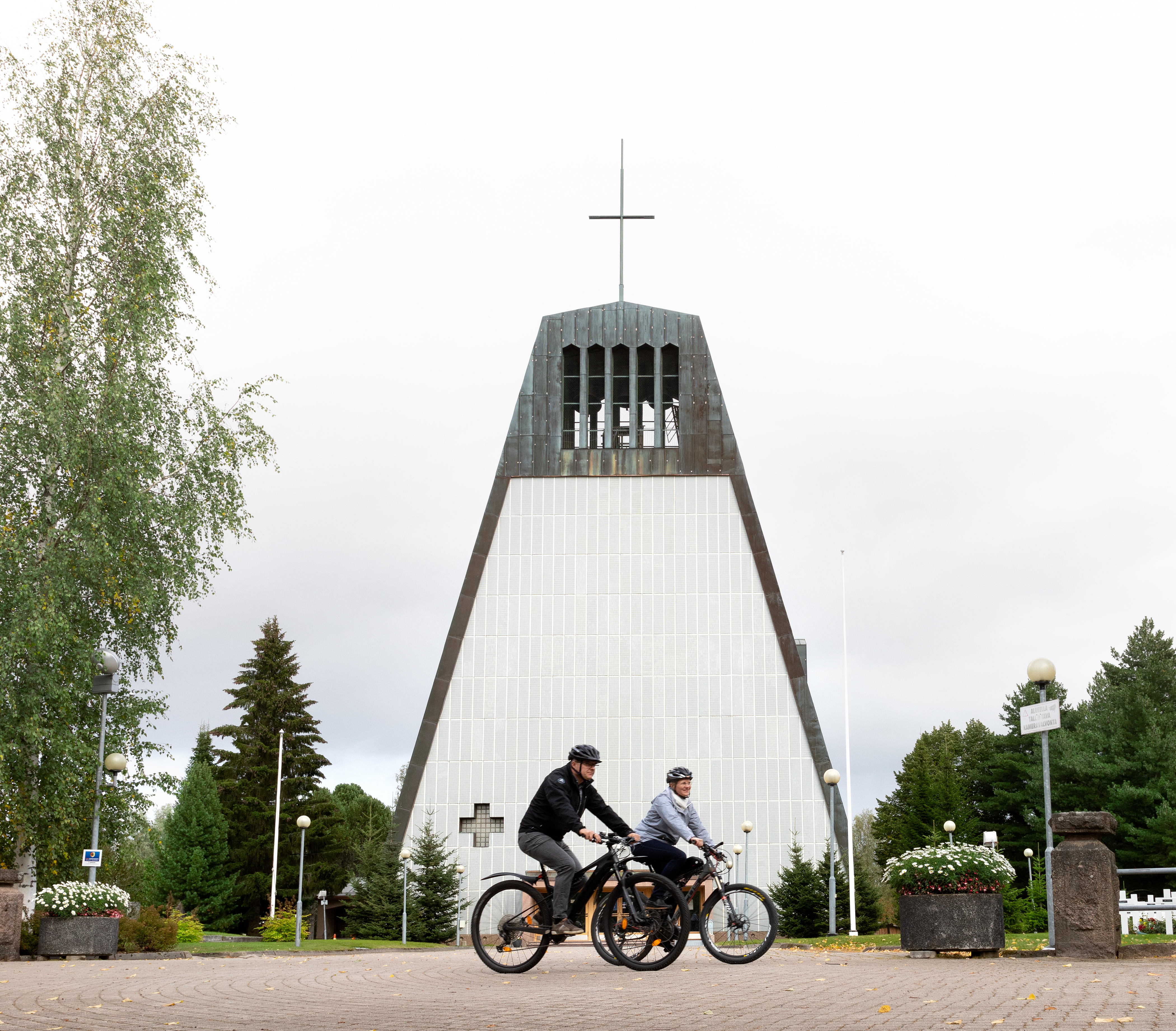 Pyöräilijöitä Kauhajoen kirkon edustalla alkusyksyn päivänä