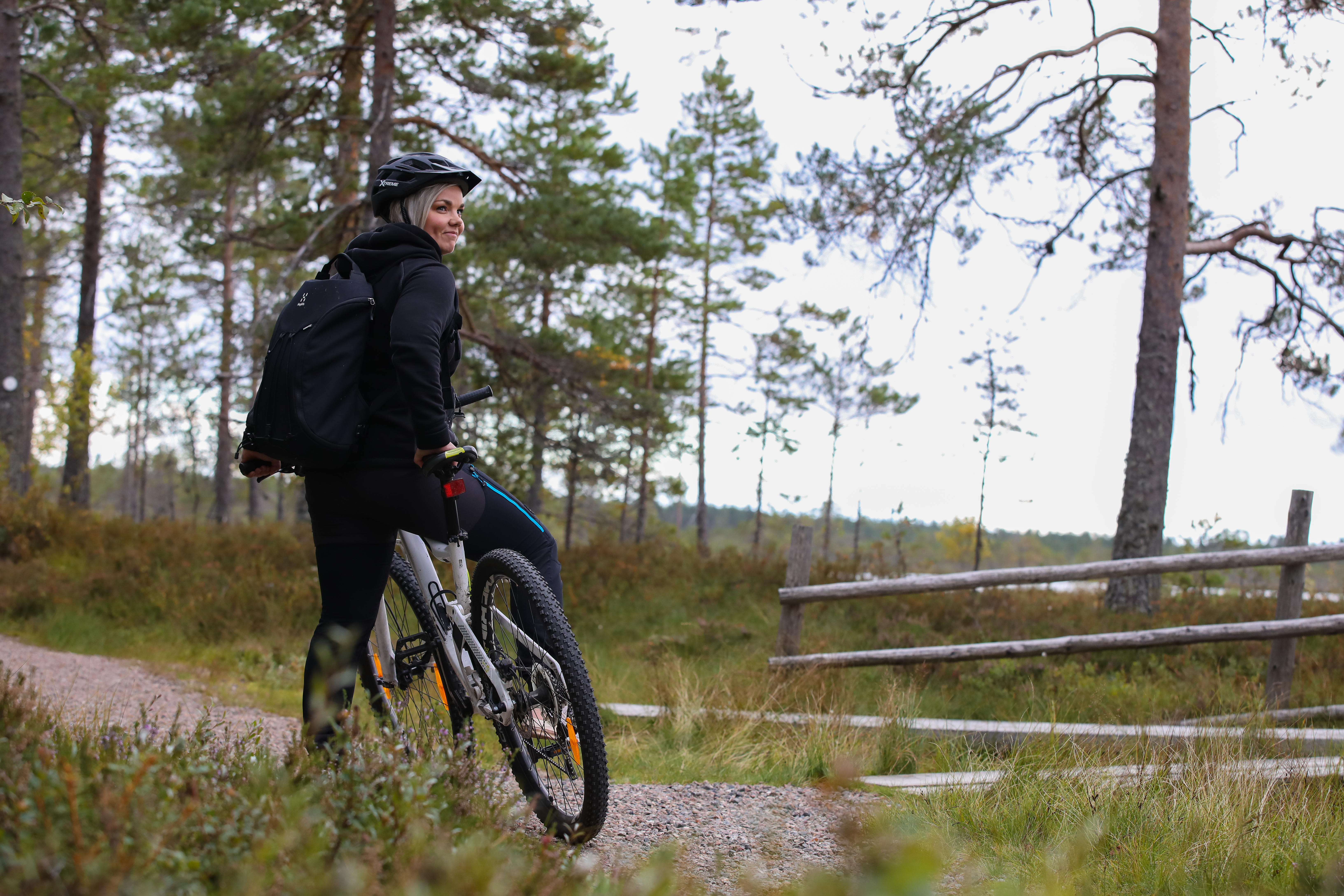 Pyöräilijä Kyrönkankaantiellä Kauhanevalla pysähtyneenä katselemaan maisemia syksyisenä päivänä