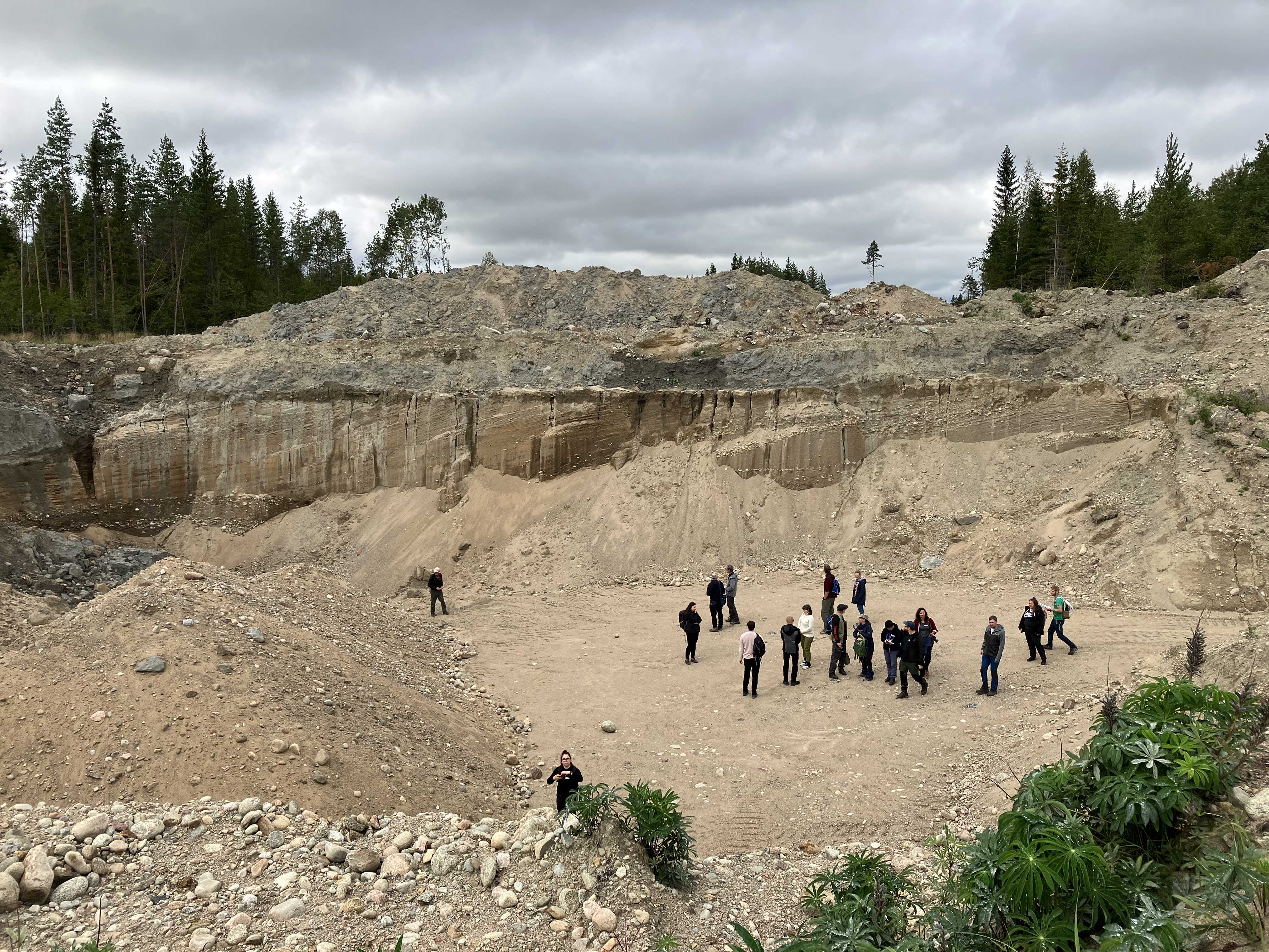 Ihmisiä sorakuopalla.