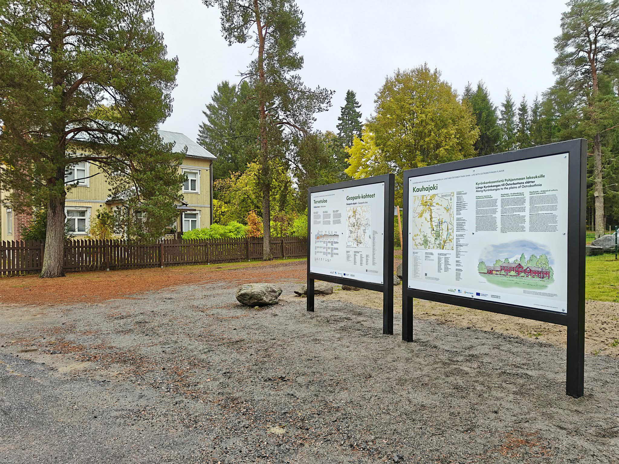 Geopark-opasteet ja pihaa Kauhajoen kulttuuritalolla
